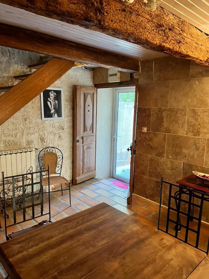 La Maison Sur La Place Айга-Мортас Екстериор снимка