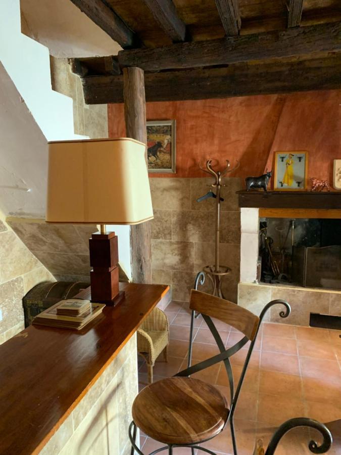 La Maison Sur La Place Айга-Мортас Екстериор снимка
